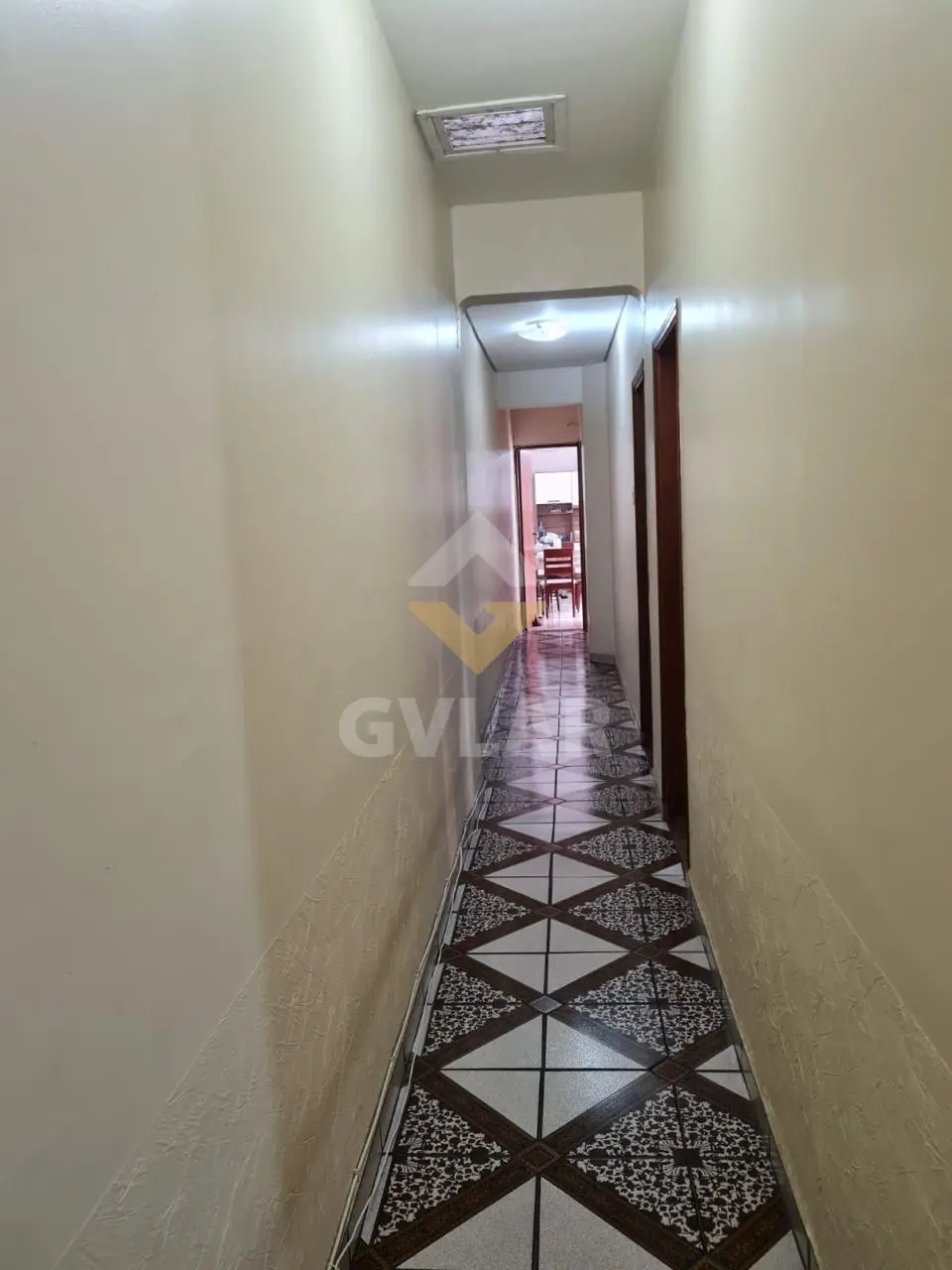 OPORTUNIDADE - CASA AMPLA EM ÓTIMA LOCALIZAÇÃO.